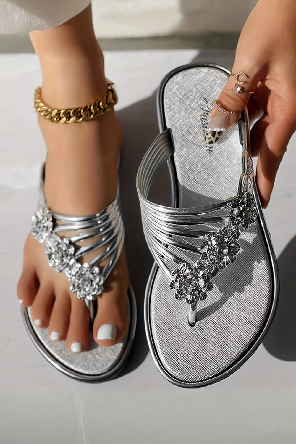 Casual flip flops with rhinestone flower